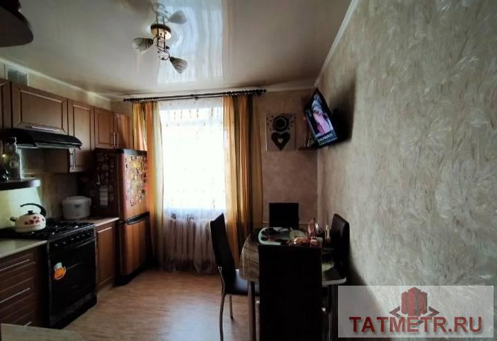 Продается отличная квартира улучшенной планировки в городе Зеленодольск. Квартира большая, светлая, уютная; зал 22... - 4