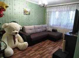 Продается трехкомнатная квартира в спокойном районе пгт. Васильево....