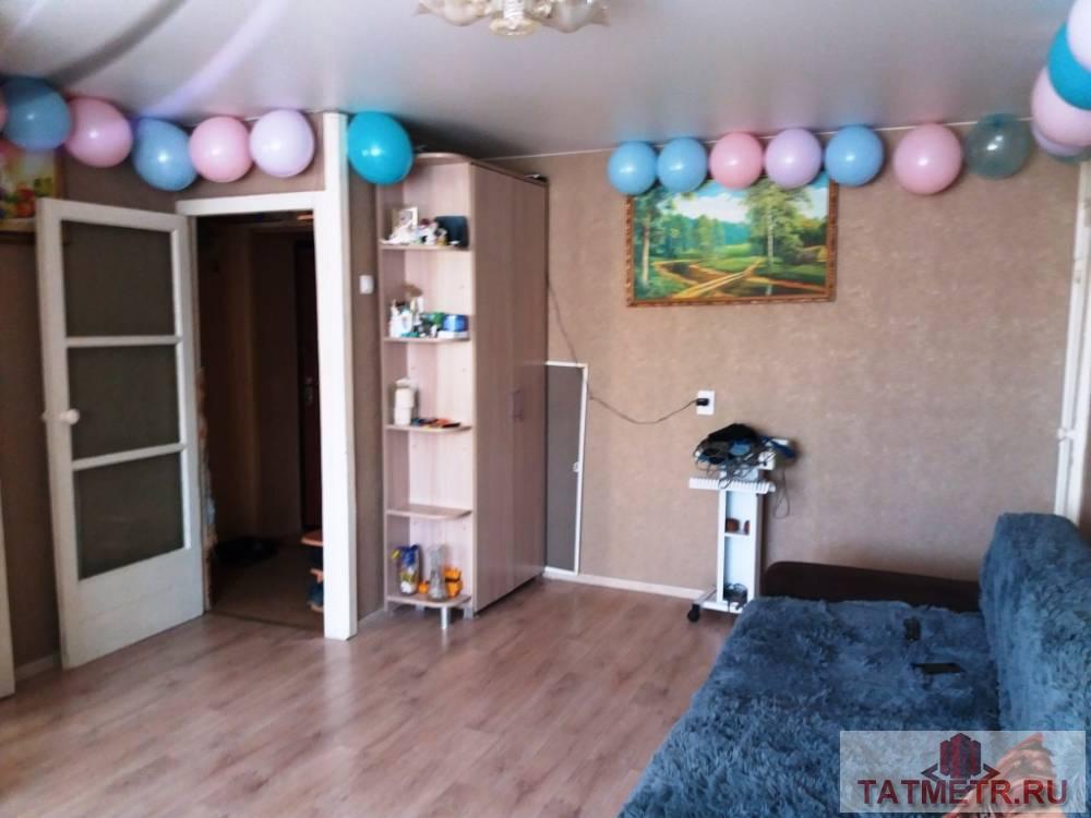 Продается двухкомнатная квартира в г. Зеленодольск. В квартире сделан ремонт: пластиковые окна, натяжные потолки, на... - 1