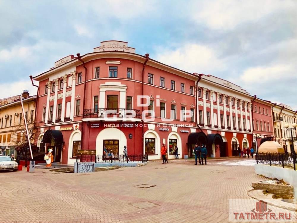 Здание расположено в историческом центре Казани на пересечении пешеходных улиц Баумана и Мусы Джалиля, а первой...