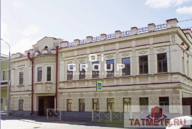 Трехэтажный особняк ХIX века после капитальной реконструкции в историческом центре города Казани в центральной части...