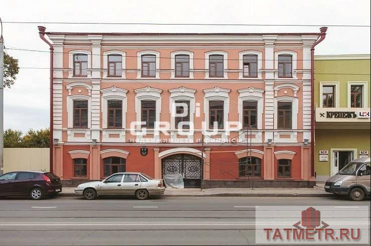 Трехэтажный особняк ХIX века после капитальной реконструкции в историческом центре города Казани в центральной части...