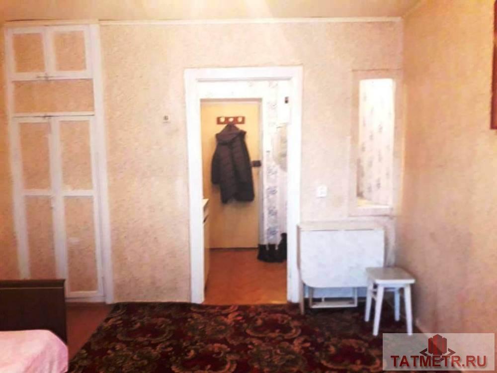 СДАЕТСЯ уютная гостинка в центре г. Зеленодольск. Окно-стеклопакет, металлическая входная дверь. Есть зона кухни и... - 2