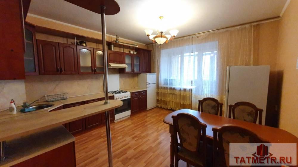 Сдается трехкомнатная квартира в Кировском районе . Имеется мебель и техника: дивана, 2 кровати, телевизор,... - 1