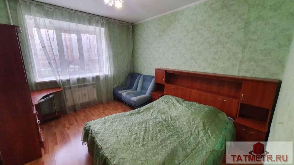 Сдается трехкомнатная квартира в Кировском районе . Имеется мебель и техника: дивана, 2 кровати, телевизор,... - 3