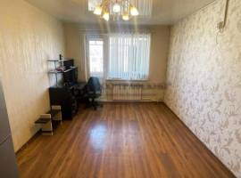 Продается просторная 2-комнатная квартира в зеленом районе Казани....