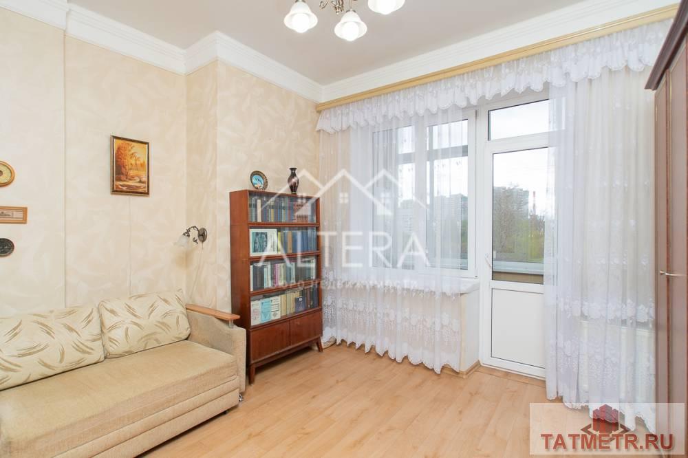 Продается: Просторная 2 комнатная распашонка в величественной сталинке. Дом полностью кирпичный, с толстыми стенами и... - 1