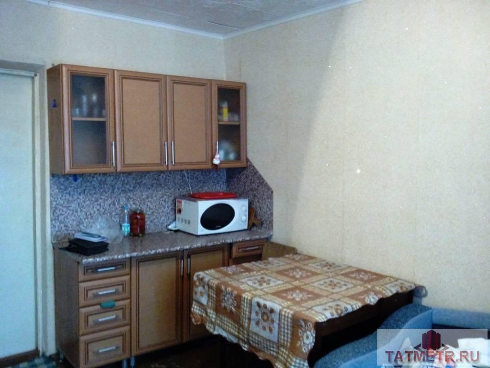 Отличная комната в г. Зеленодольск. В комнате есть: телевизор, холодильник, микроволновка, диван, шкаф, кухонный... - 2