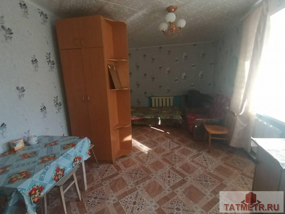 Отличная комната в г. Зеленодольск. В комнате есть: телевизор, холодильник, диван, шкаф, кухонный гарнитур.