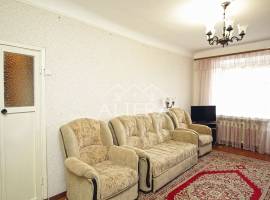 Продается уютная трехкомнатная квартира в Ново-Савиновском районе...
