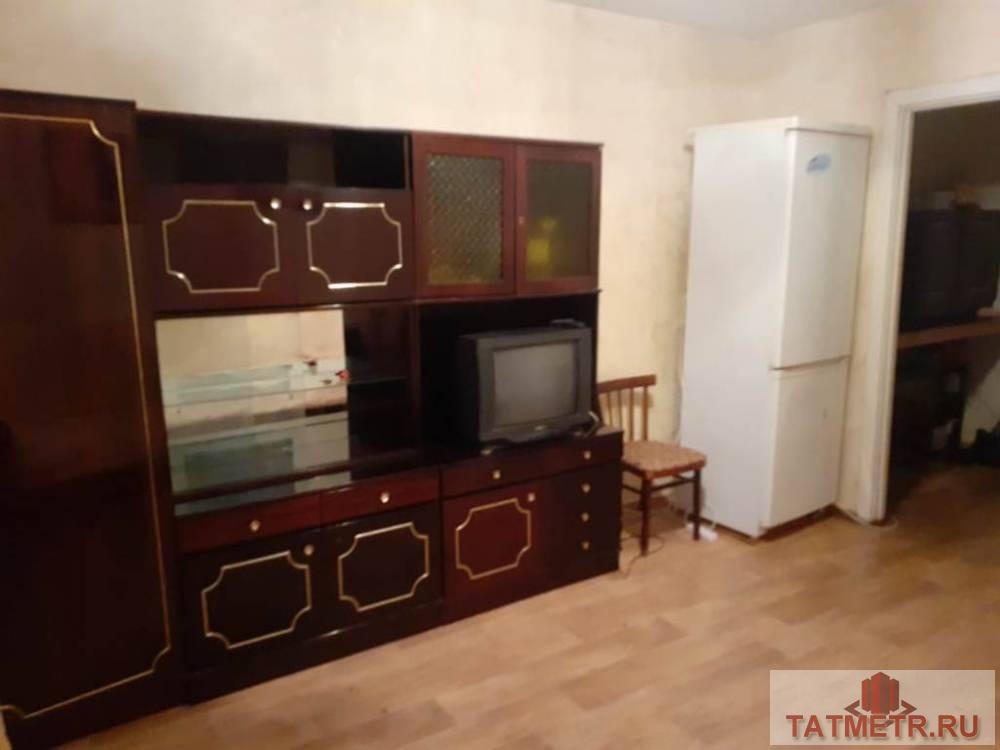 Сдается гостинка с хорошим ремонтом в г. Зеленодольск. В квартире имеется: диван, стенка, стол, кухонный гарнитур,... - 1