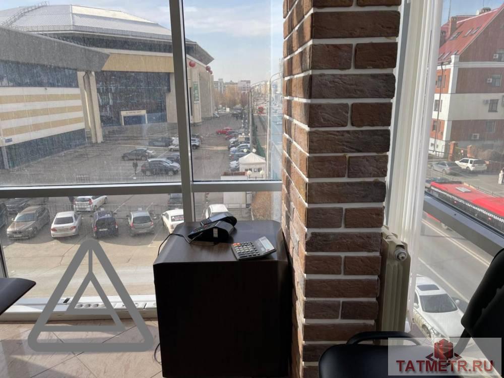 Офис расположен в деловой части Казани. Панорамное остекление с видом на улицу Островского.   Офис кабинетного типа:... - 5