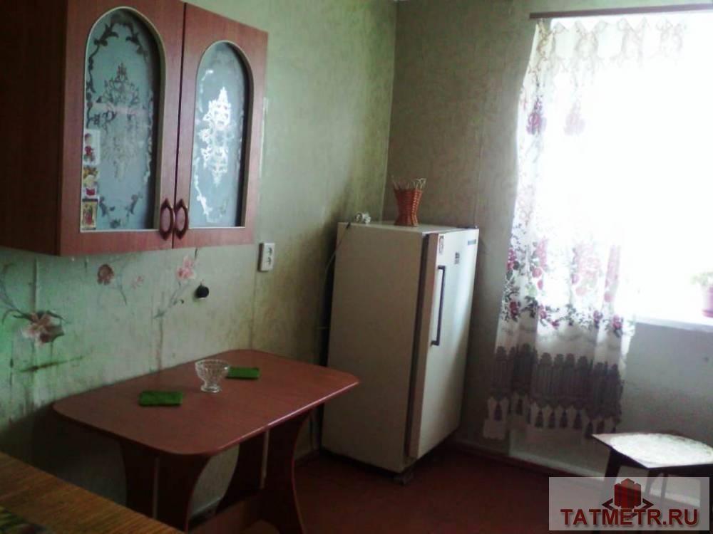 Сдается комната в центр г. Зеленодольск. Комната со всей необходимой для проживания мебелью и техникой: диван,... - 1