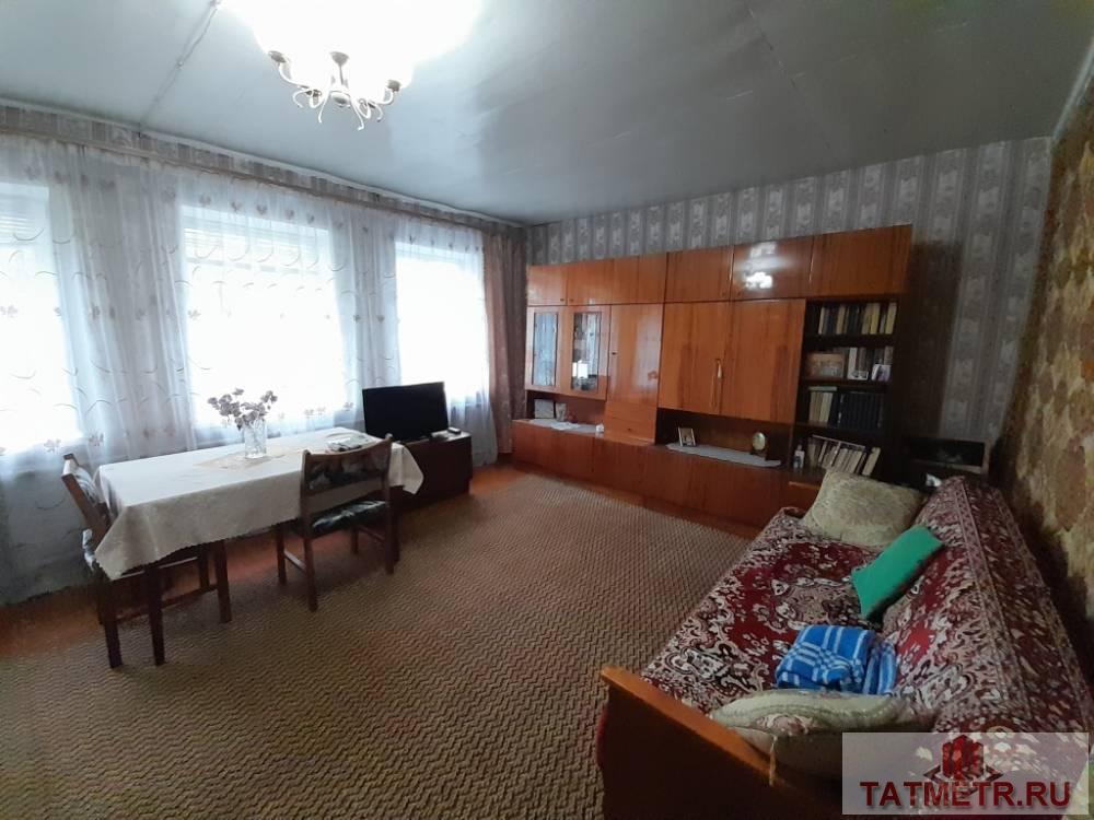Продаётся дом, построенный из кирпича в г. Зеленодольск. В доме просторный зал с большими окнами, две спальные...