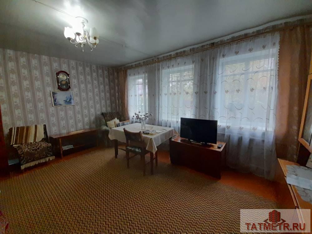 Продаётся дом, построенный из кирпича в г. Зеленодольск. В доме просторный зал с большими окнами, две спальные... - 1