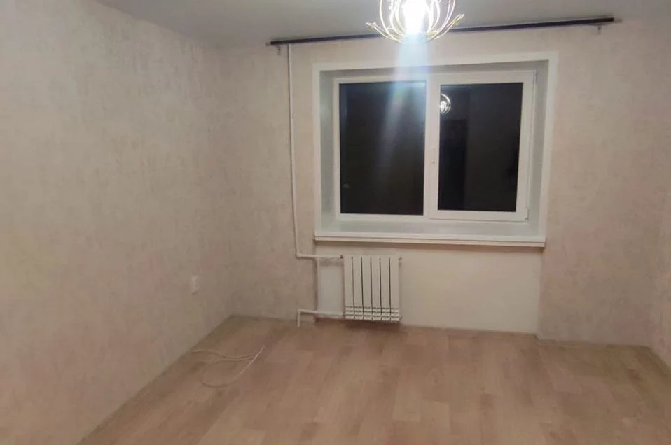 Продается комната в г.Зеленодольск. В комнате сделан ремонт: окно стеклопакет, натяжной потолок, на полу линолеум,...