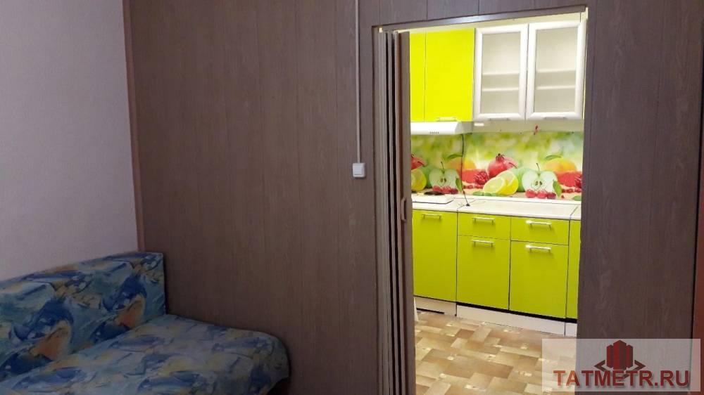 Сдается комната в г. Зеленодольск. Есть вся необходимая мебель и техника для проживания: Диван, стол, холодильник,... - 2