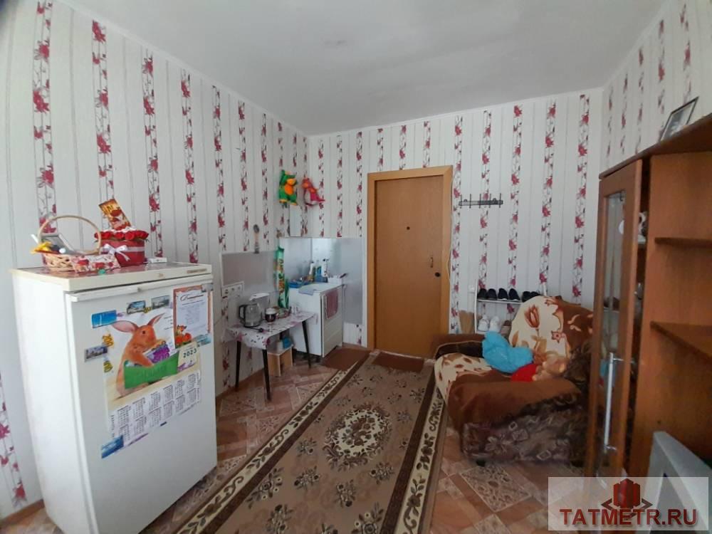 Продаются две комнаты в коммунальной квартире г. Зеленодольск. В комнатах установлены пластиковые окна, на полу... - 1